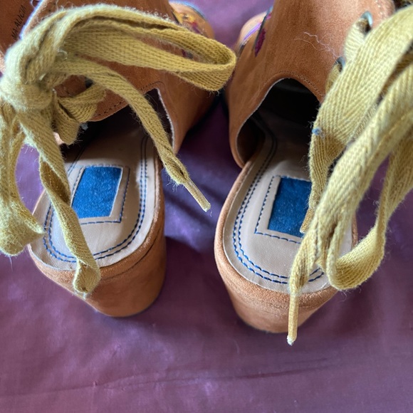 Tan Suede Booties Embroidered Florals Open Toe - Picture 4 of 16